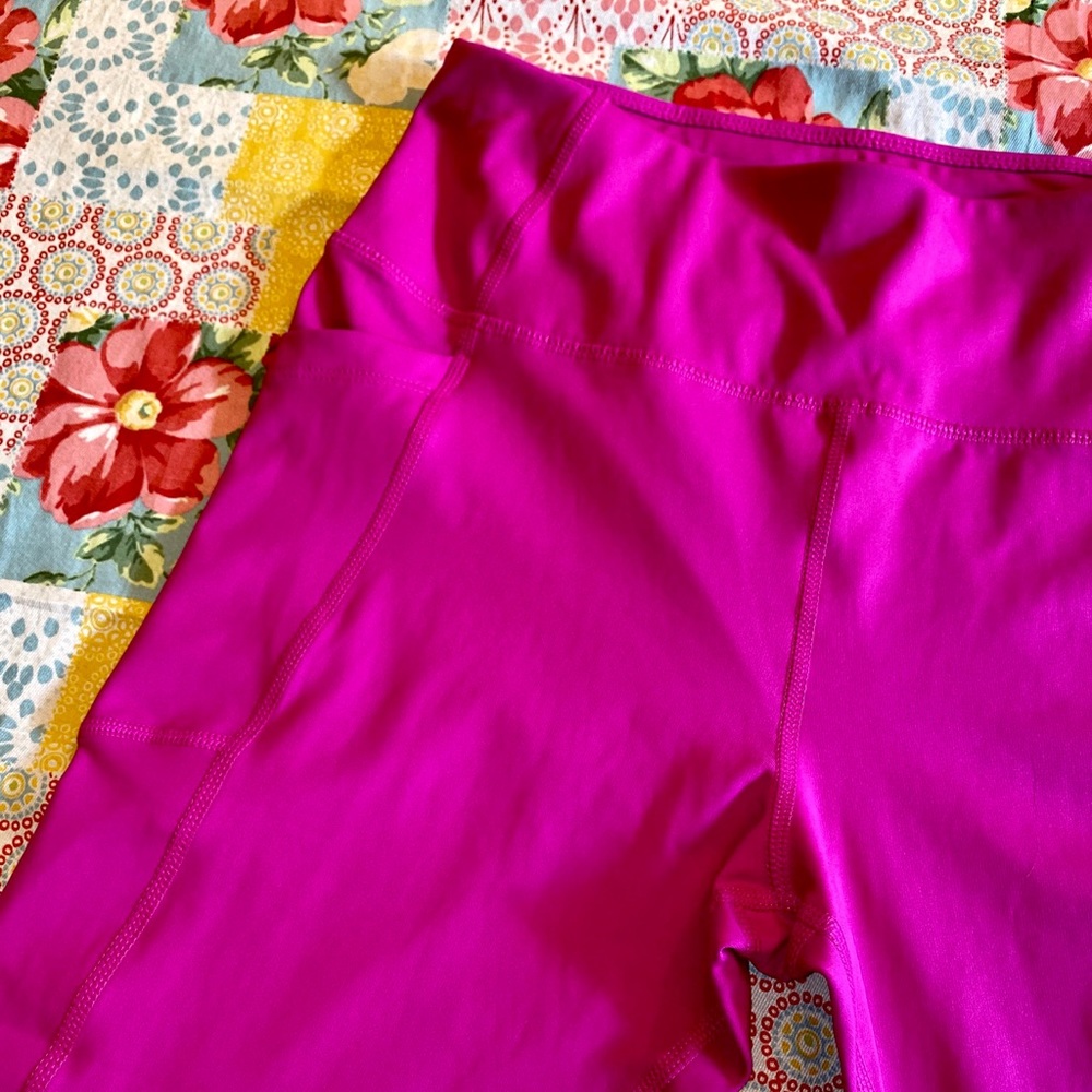 ๐ NWT! Cute Pink Workout Leggings! - Picture 3 of 4